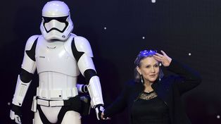 La princesa Leia sufrió severo infarto en un vuelo de Londres a Los Angeles