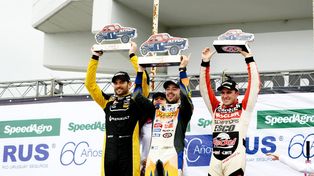 En el podio. Los tres primeros clasificados en una carrera por la Copa de Oro de la presente temporada.