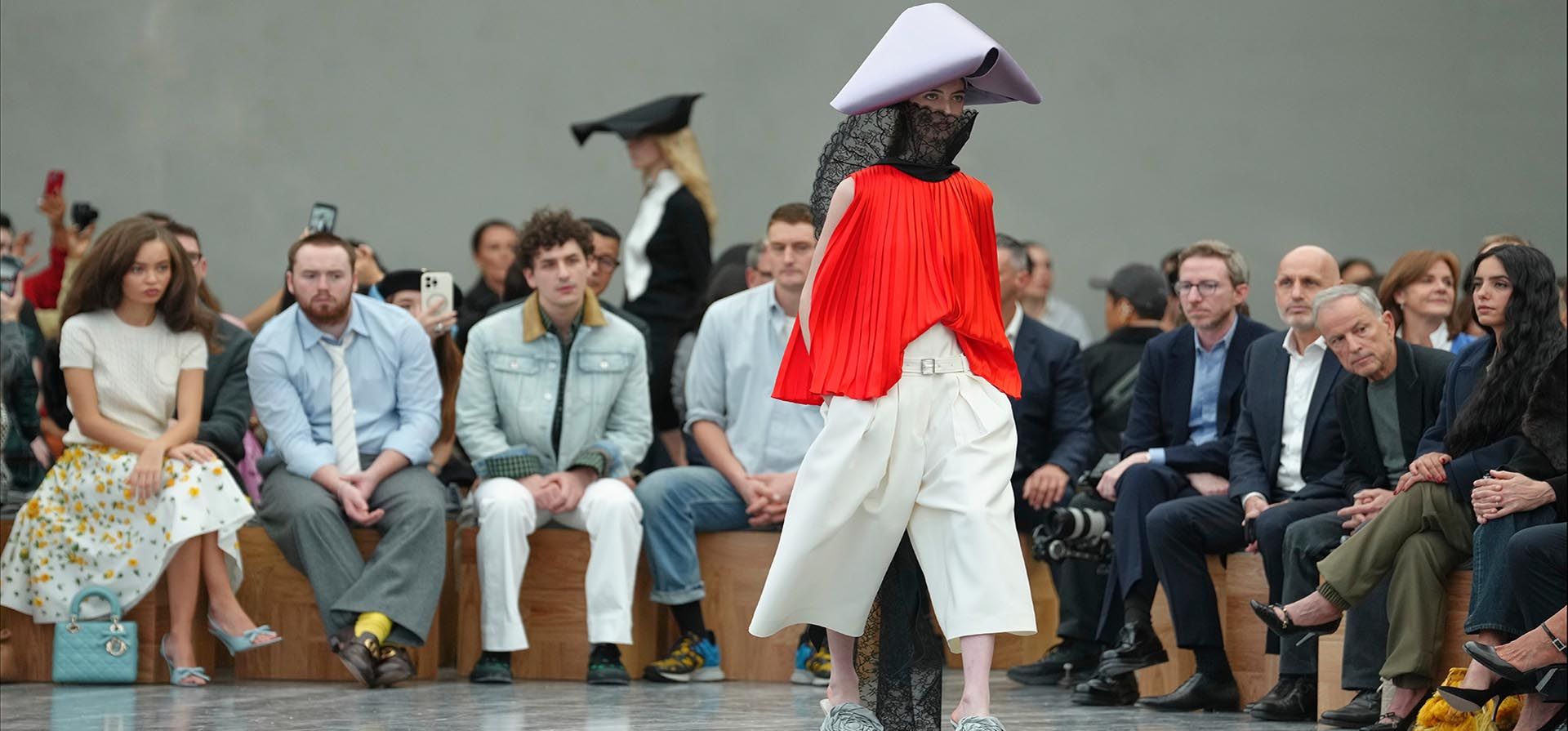 Una modelo luce una creación de la colección Primavera/Verano 2026 de Dior, presentada en París el miércoles 1 de octubre de 2025. (Foto AP/Aurelien Morissard)