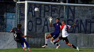 Clarísima de Argentino al final del primer tiempo, pero Facundo Aronna la tiró arriba del travesaño.