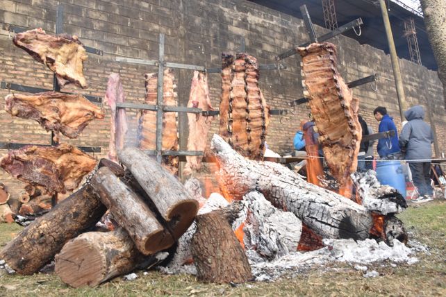 Si bien el encendido del fuego para los participantes del concurso comenzará a las 7