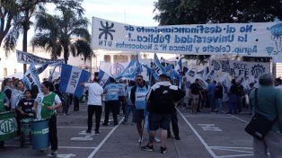 Manifestación frente a la Legislatura santafesina