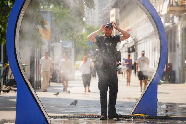 Un gendarme combate el calor en las calles de Bucarest.