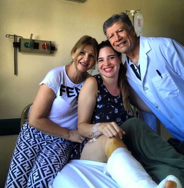 Jésica Noél junto a sus padres, en el sanatorio donde estuvo internada.