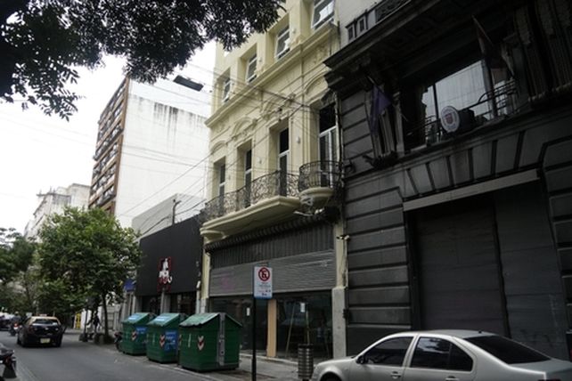 La casona tiene casi 800 metros cuadrados divididos en tres plantas.