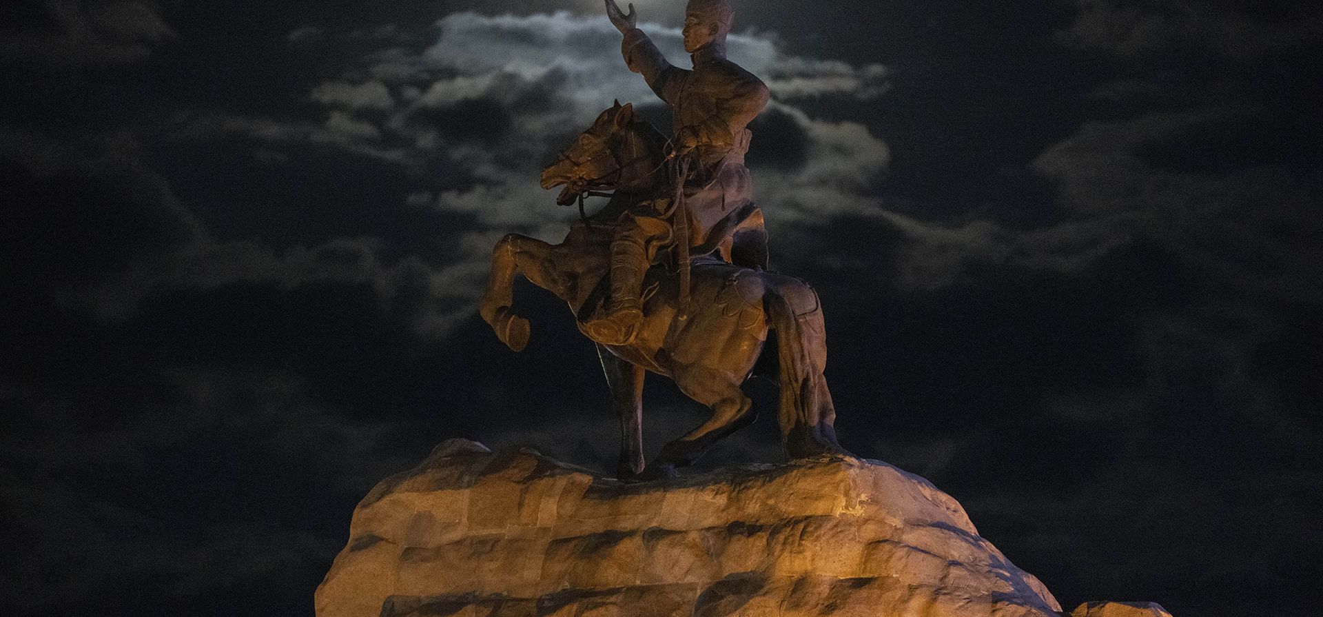 La superluna se eleva cerca de la estatua ecuestre de Damdin Sukhbaatar en la plaza Sukhbaatar en Ulán Bator, Mongolia, el miércoles 30 de agosto de 2023. (Foto AP/Ng Han Guan)