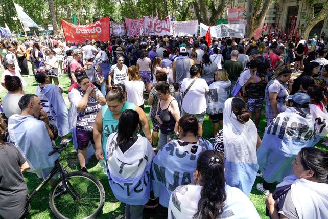 Miles de manifestantes se congregaron en la plaza San Martín para protestar y rechazar el DNU de Milei.&nbsp;