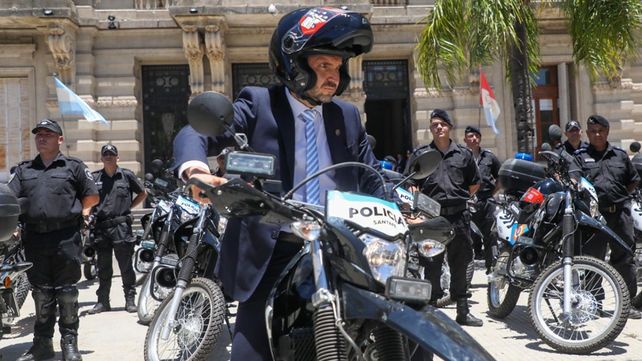 Maximiliano Pullaro llegó en moto a un acto oficial junto a la Policía de Santa Fe.