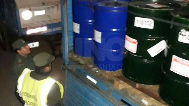 Secuestraron más de una tonelada de acetona usada en la fabricación de la cocaína en Santa Fe