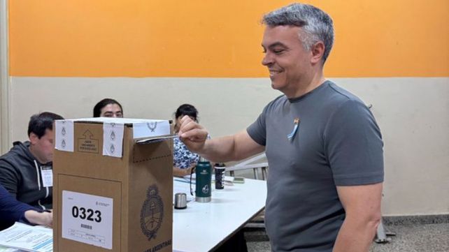Mudanza política. El diputado santafesino Esteban Paulón votó este domingo en el Colegio Santa Rosa del barrio porteño de Monserrat.