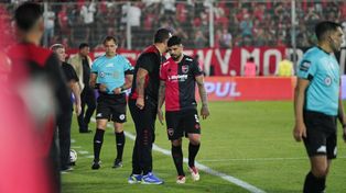 El Ogro Fabbiani, con Ever Banega, que estará en el once de Newells ante Argentinos Juniors.