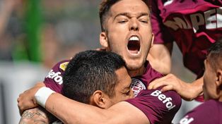 Los jugadores de Lanús celebran con todo el triunfo en el clásico.
