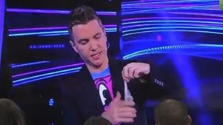 El conductor de Gran Hermano, Santiago del Moro, enseñó cómo se usa un preservativo.&nbsp; &nbsp;