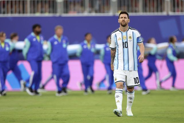 Lionel Messi parece querer abrazar a todos y todos a él en este momento difícil.