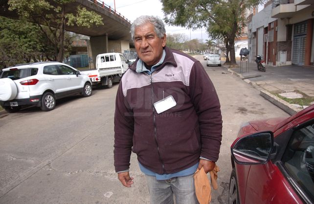 Miguel Ángel Cáceres trabaja sobre calle Laprida