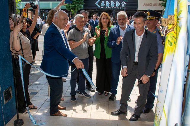Autoridades y directivos durante la inauguración del nuevo edificio de telecomunicaciones de la firma Producciones Argentinas