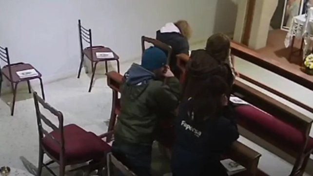 Las imágenes de las cámaras que muestran ala pareja que le roba a la mujer Las imágenes de las cámaras que muestran ala pareja que le roba a la mujer