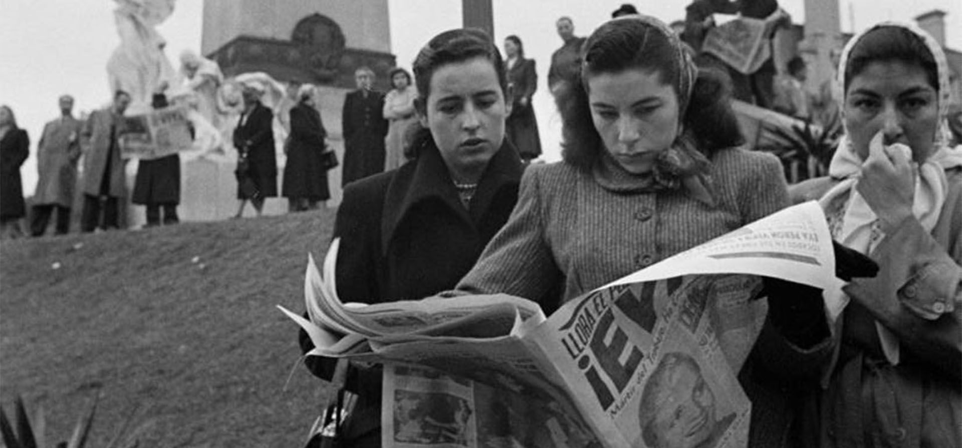 27 de julio de 1952. Dos mujeres leen el diario con la noticia en tapa de la muerte de Eva Perón. Comenzaría un largo velorio para despedir a una de las figuras políticas más influyentes de la historia argentina.