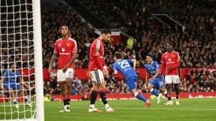 Brighton eliminó a Manchester United y Everton clasificó con un golazo de Alcaraz
