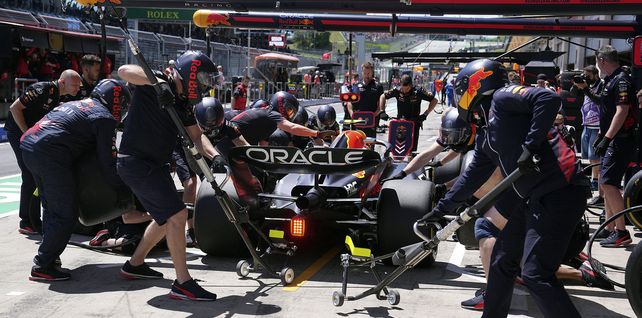 Los mecánicos trabajan en el automóvil del piloto holandés Max Verstappen de Red Bull durante la primera práctica libre para el Gran Premio de Fórmula Uno de Austria en el circuito Red Bull Ring en Spielberg, Austria, el viernes 8 de julio de 2022. 