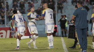Ávila se retira, mientras Mallo y Quintana ingresan en Río Cuarto. Podría ser el regreso de esa zaga central ya conocida.