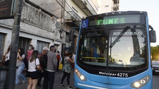 Santa Fe y Cafferata. Esperas interminables y colectivos llenos a la hora de volver a Funes tras una larga jornada en Rosario.&nbsp;