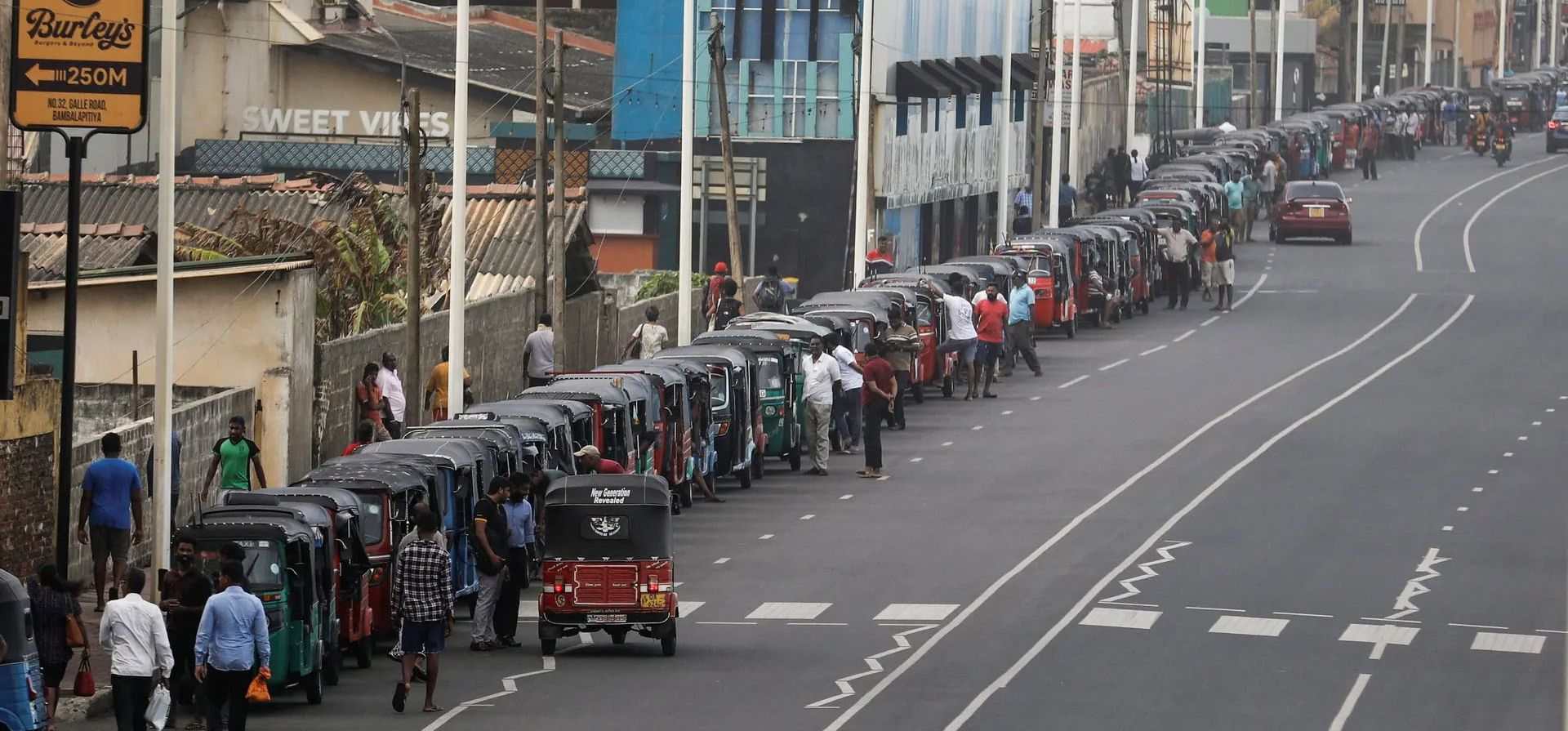 Una caravana de Rickshaws hacen cola para comprar gasolina durante una grave escasez de combustible en medio de la crisis económica del país, Colombo, Sri Lanka. Fotografía: Dinuka Liyanawatte/Reuters