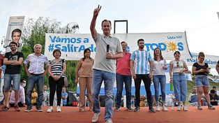 Gustavo Bordet saludando a la militancia en el acto en el barrio Francisco Ramírez, en Paraná.