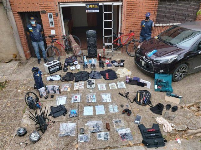 Parte de los elementos secuestrados al grupo que cometía asaltos&nbsp;por los que recibió condena el encargado de inteligencia.
