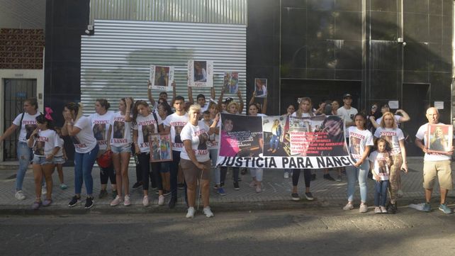 En 2019 la familia de Nanci Basualdo protestó frente a la clínica del cirujano Damián B.