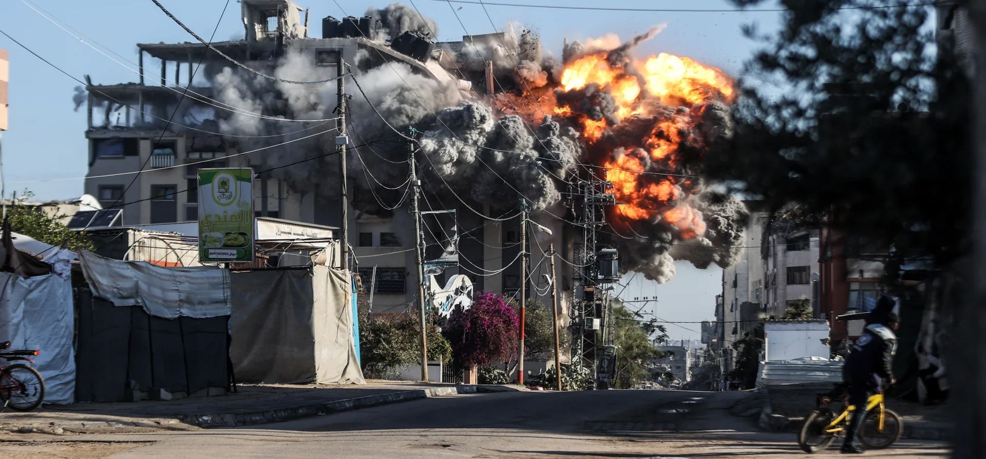 El humo y el polvo se elevan desde un bloque de apartamentos después de un ataque del ejército israelí, Gaza. Fotografía: Anadolu/Getty Images El humo y el polvo se elevan desde un bloque de apartamentos después de un ataque del ejército israelí, Gaza. Fotografía: Anadolu/Getty Images