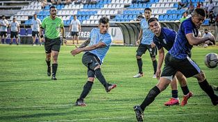 Lautaro Comas saca el remate que se convirtió en el 2 a 2 del amistoso.