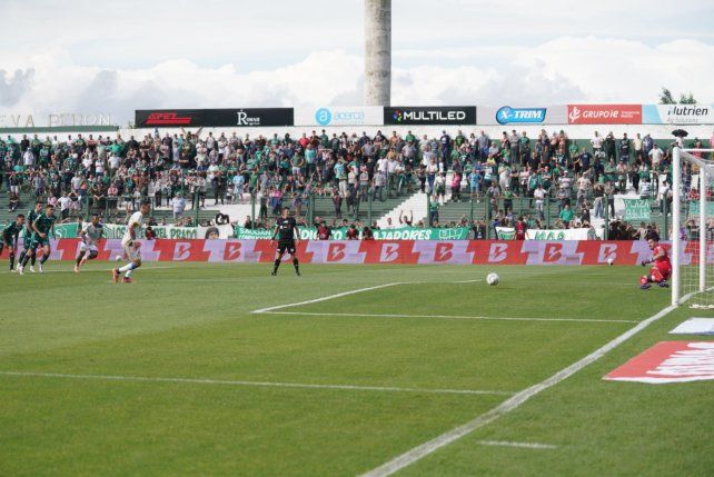 Di María ejecuta el penal que le dio el triunfo a Central ante Sarmiento. 