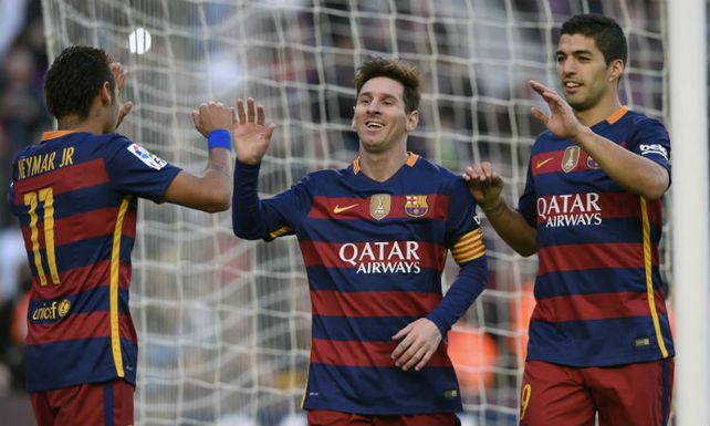 Messi celebra su segundo gol y lo saludan Neymar y el uruguayo Luis Suárez. (Foto: AFP)