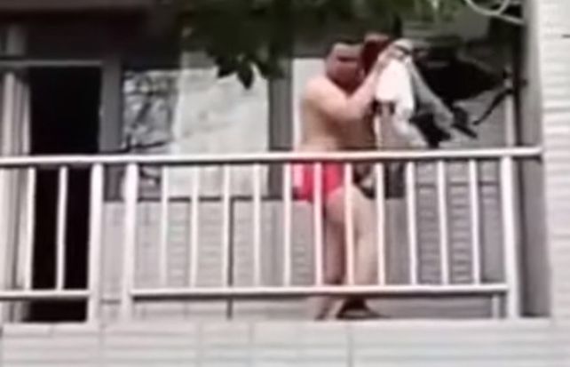 El escape de un amante en ropa interior por un balcón hace furor en Youtube