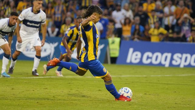 Ignacio Malcorra y la pose inconfundible para darle a la pelota en el punto penal. La viene metiendo seguido en Central