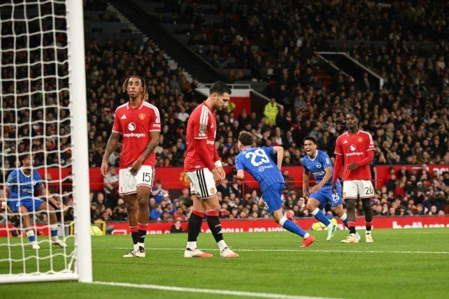 Brighton eliminó a Manchester United y Everton clasificó con un golazo de Alcaraz