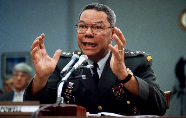 Foto de archivo del 25 de septiembre de 1991, el general Colin Powell, presidente del Estado Mayor Conjunto, habla en el Capitolio en Washington, en un subcomité de Servicios Armados de la Cámara de Representantes. 