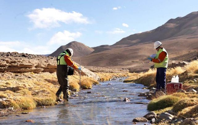 Incidente. El derrame de un millón de litros de solución cianurada motivó que se tomen las muestras de agua.
