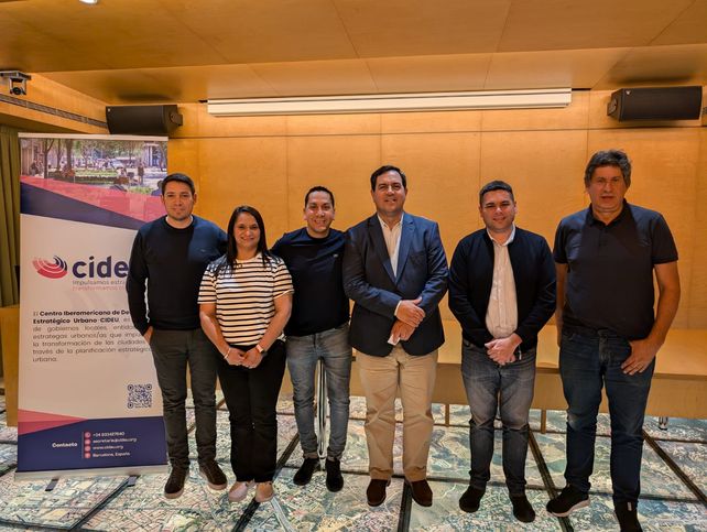 El intendente Vallejos (centro) es miembro del Consejo Rector de Centro Iberoamericano de Desarrollo Urbano (Cideu).