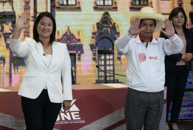 Keiko Fujimori y Pedro Castillo durante uno de sus debates electorales. Representan modelos socioecon&oacute;micos opuestos.