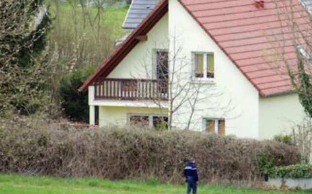 Espanto. La vivienda familiar donde ocurrió el drama ayer al mediodía.
