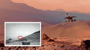 Una foto de Curiosity en Marte se volvió viral por una extraña figura negra sobre el horizonte