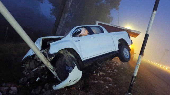 Un accidente en medio de la niebla ocurrió en la ruta provincial 4 en el ingreso a Los Charrúas. El conductor se durmió y se produjo el despiste y choque&nbsp;