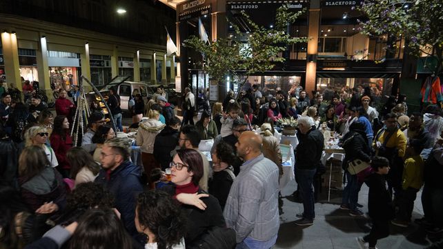 Los rosarinos disfrutaron a full de una nueva edición de la Noche de las Peatonales.