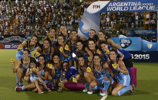 Selfie de la consagración. Las chicas se fotografiaron mientras festejaban un nuevo título de la camiseta argentina.  (Silvina Salinas / La Capital)