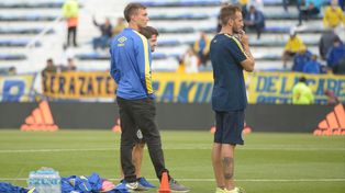 Juan Cruz Komar junto a la delegación canalla en el campo de juego de Vélez.&nbsp;