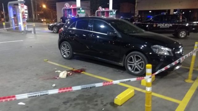La víctima se encontraba a bordo del auto cuando fue atacado a balazos a corta distancia.