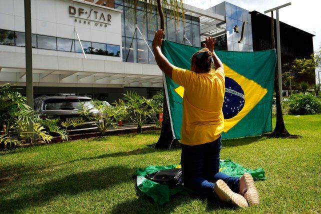 Algunos seguidores de Bolsonaro se reunieron frente al hospital donde fue intervenido quirúrgicamente.