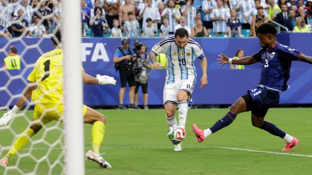 Se viene el golazo de Lionel Messi. Ya la zurda le pega a la pelota
